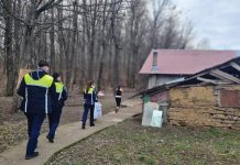 Empatie față de semeni: polițiștii de la Cocorăștii Colț au oferit cadouri pentru șapte copii din localitate