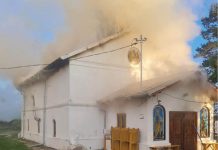 O biserică din Poienarii Burchii a fost cuprinsă de flăcări, ieri după-amiază