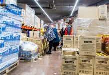 Lanţurile de magazine din Rusia închid în masă supermarketurile şi trec la „magazine pentru săraci”