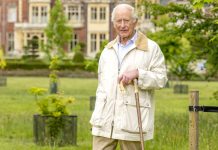 O nouă fotografie oficială a regelui Charles, publicată la împlinirea vârstei de 77 de ani, include un accesoriu inedit