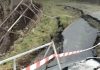 Alunecare de teren în Măneciu Pământeni: gospodării și singura cale de acces, în pericol!