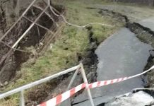Alunecare de teren în Măneciu Pământeni: gospodării și singura cale de acces, în pericol!