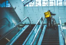 Tot mai mulţi români depind de a doua slujbă pe Uber, Glovo, Bolt sau Wolt