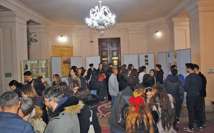 elevi _ expozitie Bibioteca Judeteana