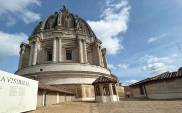 Pe terasa celei mai mari biserici din lume va fi deschisă o cafenea