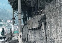 În atenția CNAIR! Un zid de sprijin de pe marginea DN1, la Comarnic, are nevoie URGENTĂ de consolidare!